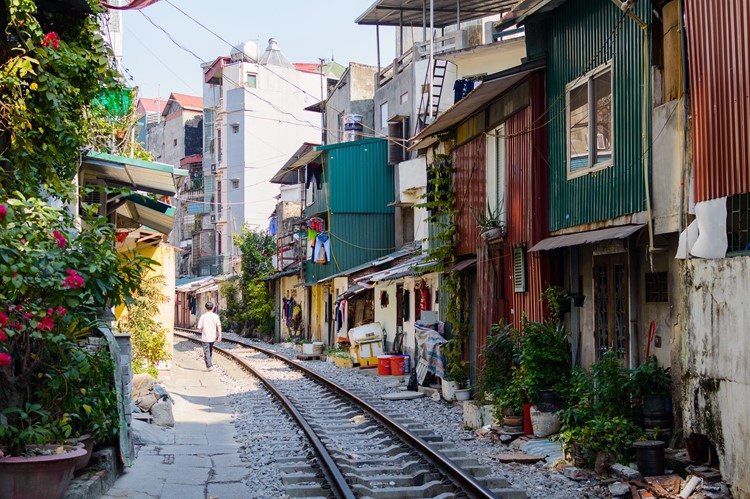 Een treinrails dwars door een straat in Hanoi, Vietnam